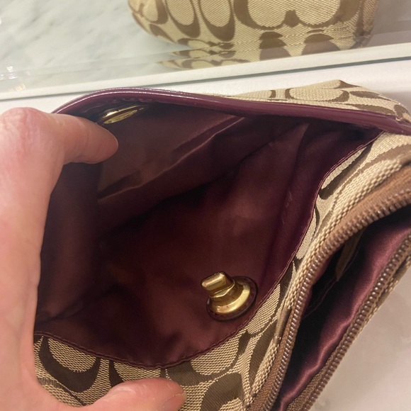 COACH PARK SIGNATURE MEDIUM WRISTLET WITH POCKET- BROWN WITH BURGUNDY TRIM - Picture 5 of 13